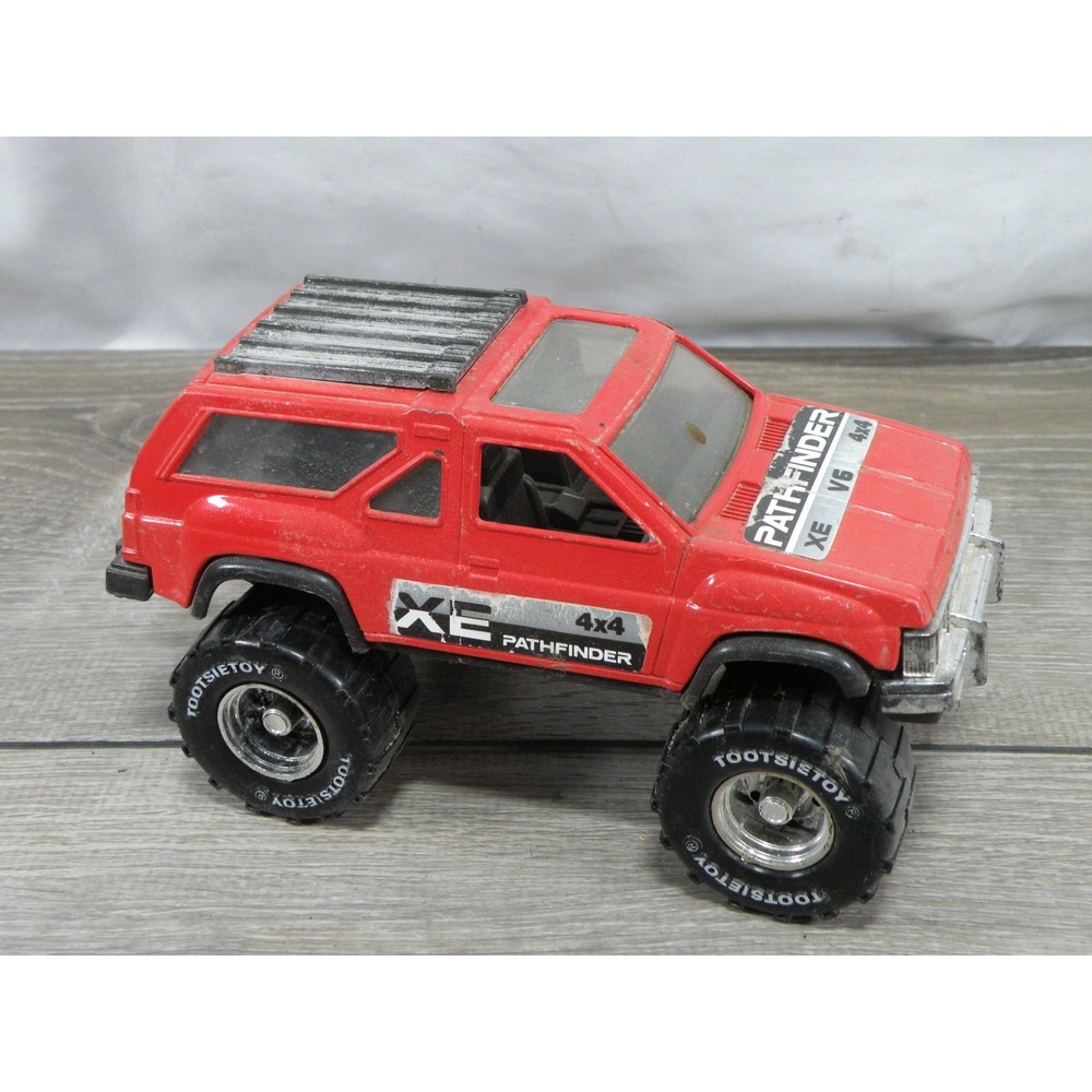 Tootsietoy Monster Treads Nissan Pathfinder XE V6 4x4 Red Diecast Truck